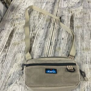 Kavu zipper crossbody nwot